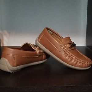 Dressing toddler boy shoes